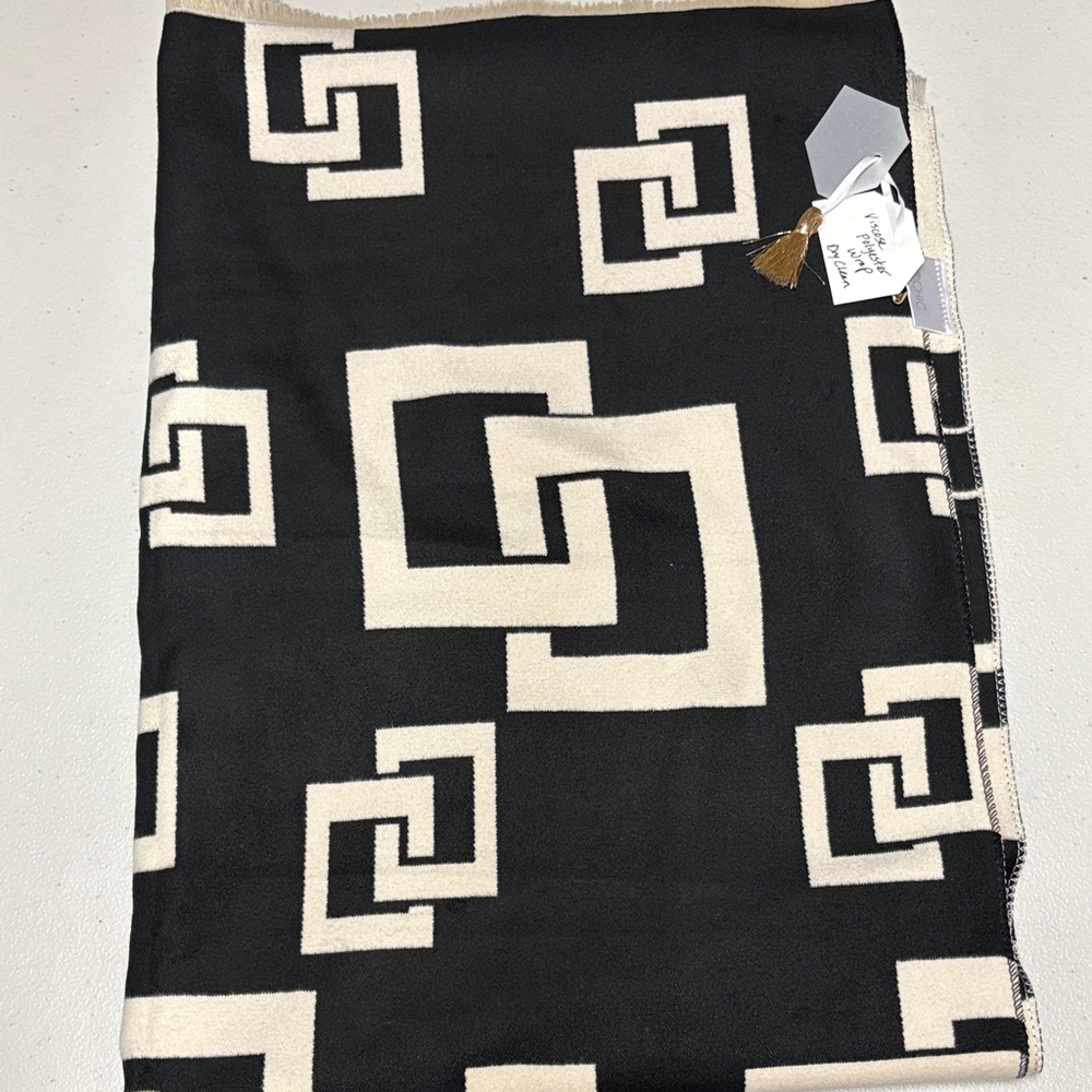 Vicose chic Black and Cream Geometric polyester-Blend large wrap. Very soft